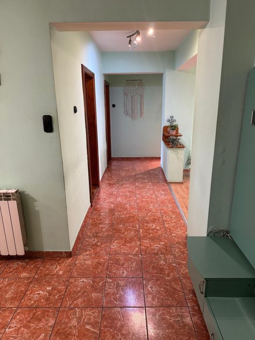 Inchiriez apartament cu 3 camere zona Bulevardul Dacia colt cu Decebal