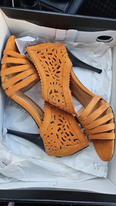 Ярки отворени дамски обувки