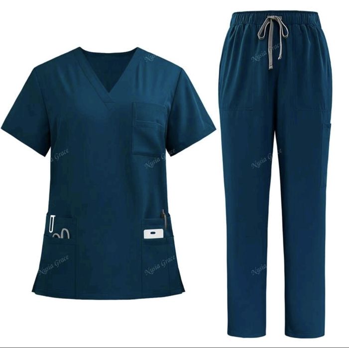 Vând costum medical