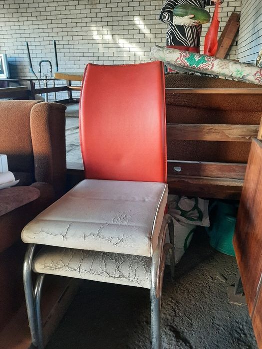 Продаю мелаллические стулья