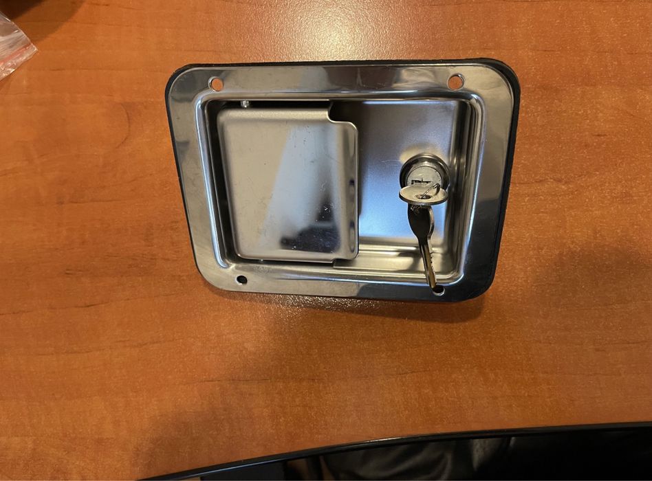 Încuietoare cu butuc și cheie