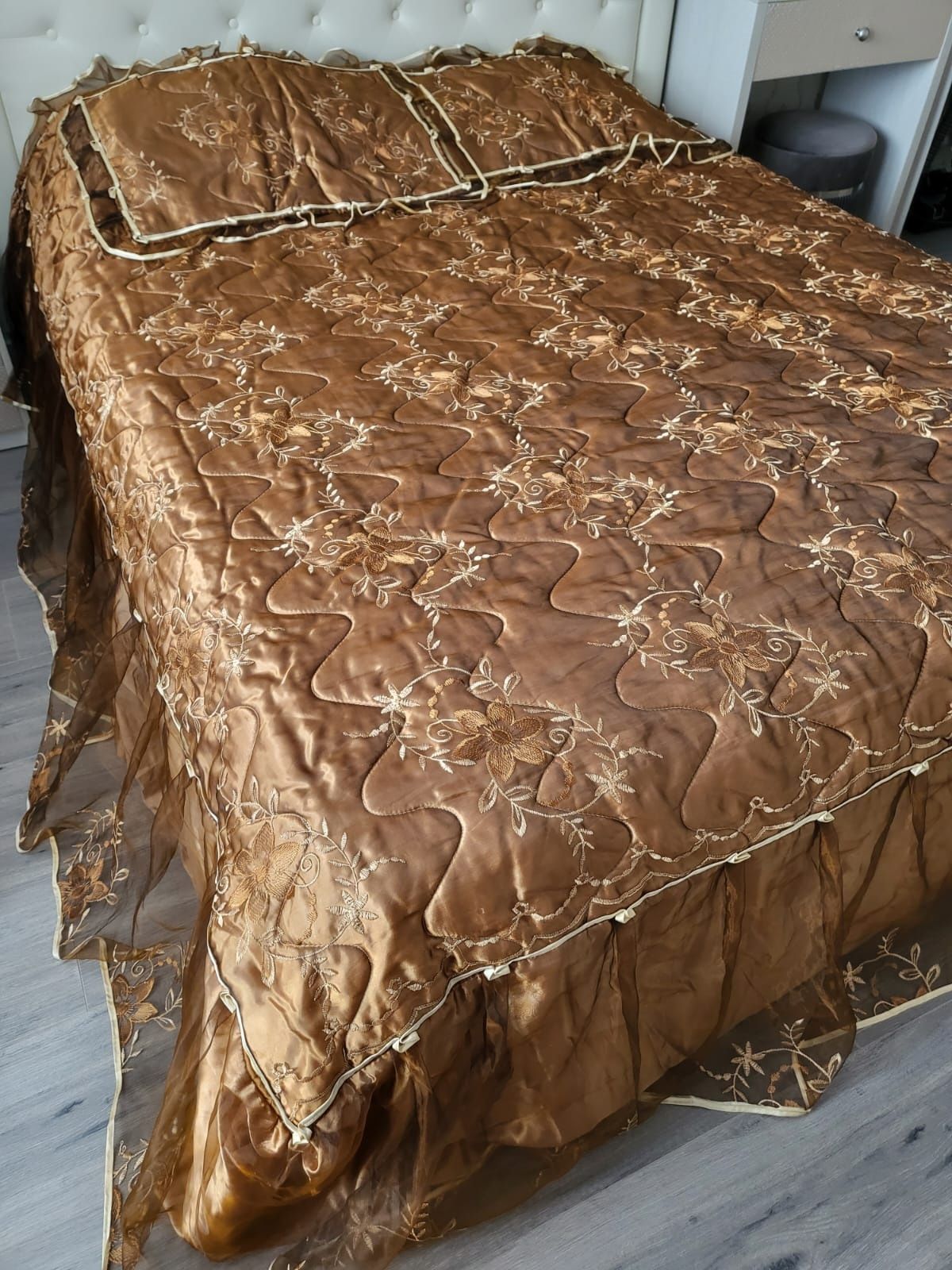 Покрывало бронзового золотистого цвета подходит для кроватей 1,6×2