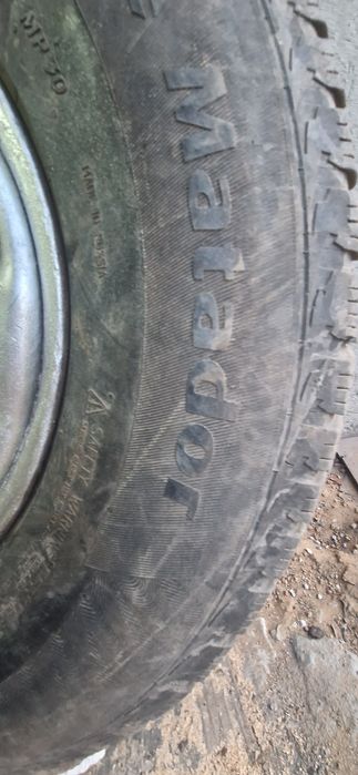 Продам шины 235/75/15 с дисками стол на Тойота Хайлюкс