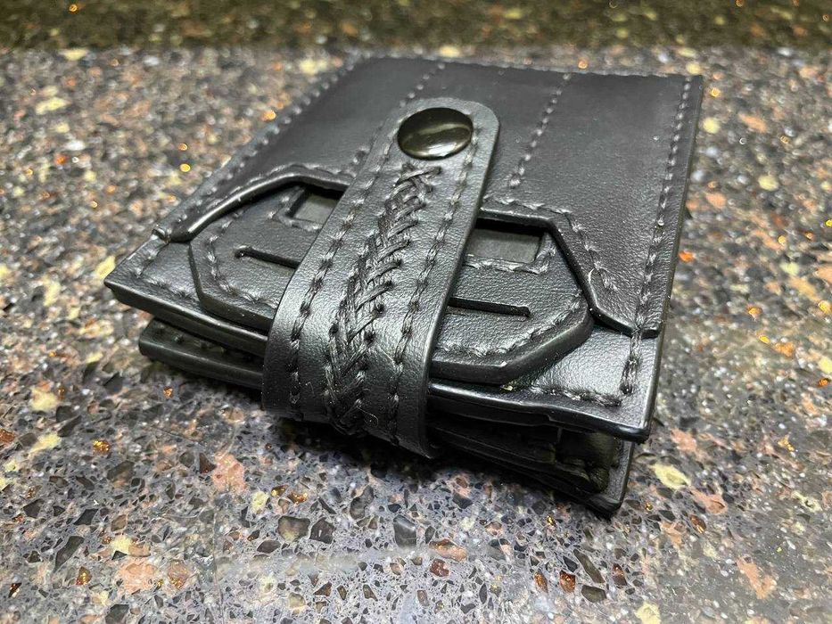 Кожаный бифолд, ручная работа.