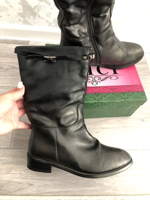 Аяк киимдер сатылады