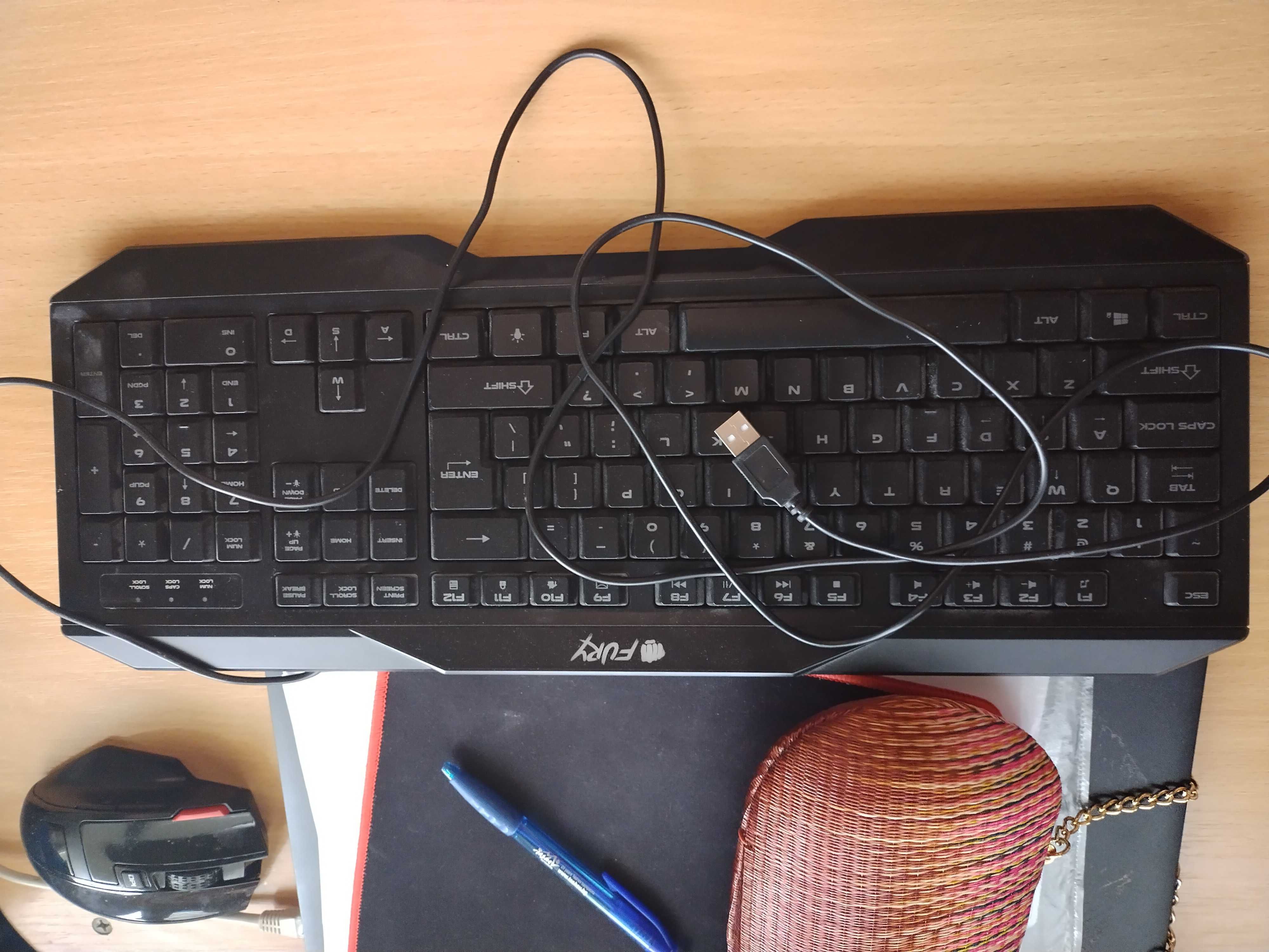 Нова клавиатура, с кабел