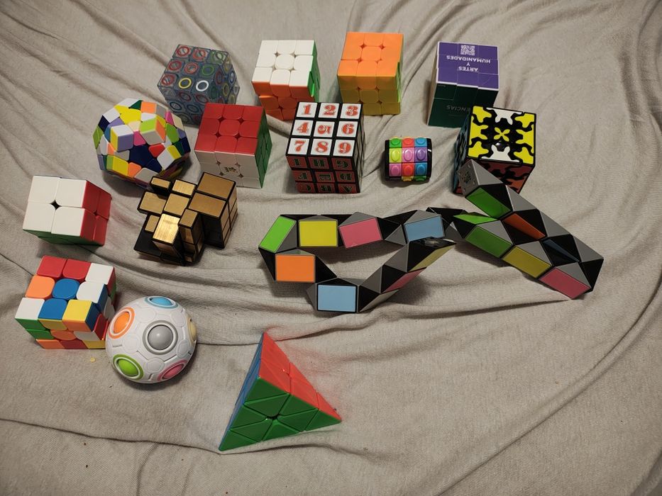 Vând colecție personala de cuburi Rubik