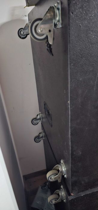 Vand 2 basi de 18 cu dif B&C