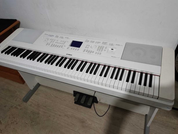 Продам пианино Yamaha DGX 660