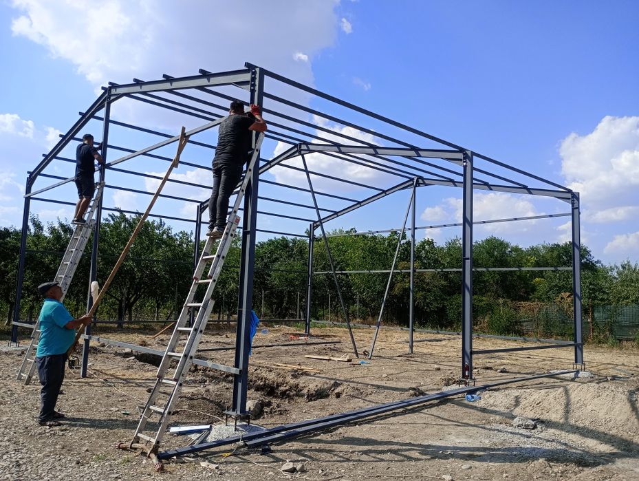 Vand hală metalică de pe stoc 8 m lățime pe 15 lungime fac și alte măr