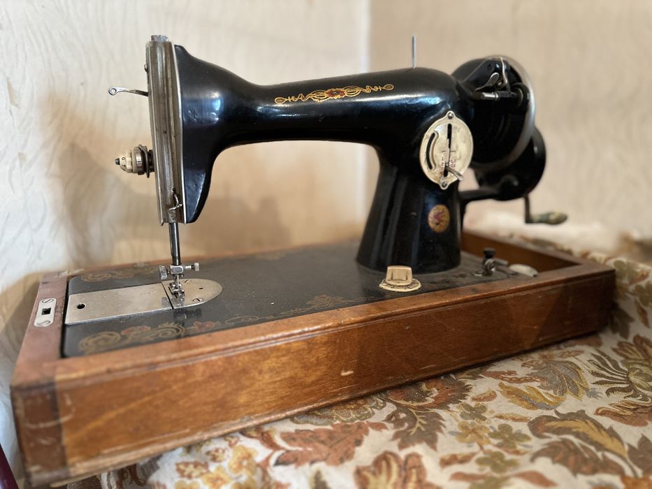 Винтажная швейная машинка в отличном состоянии