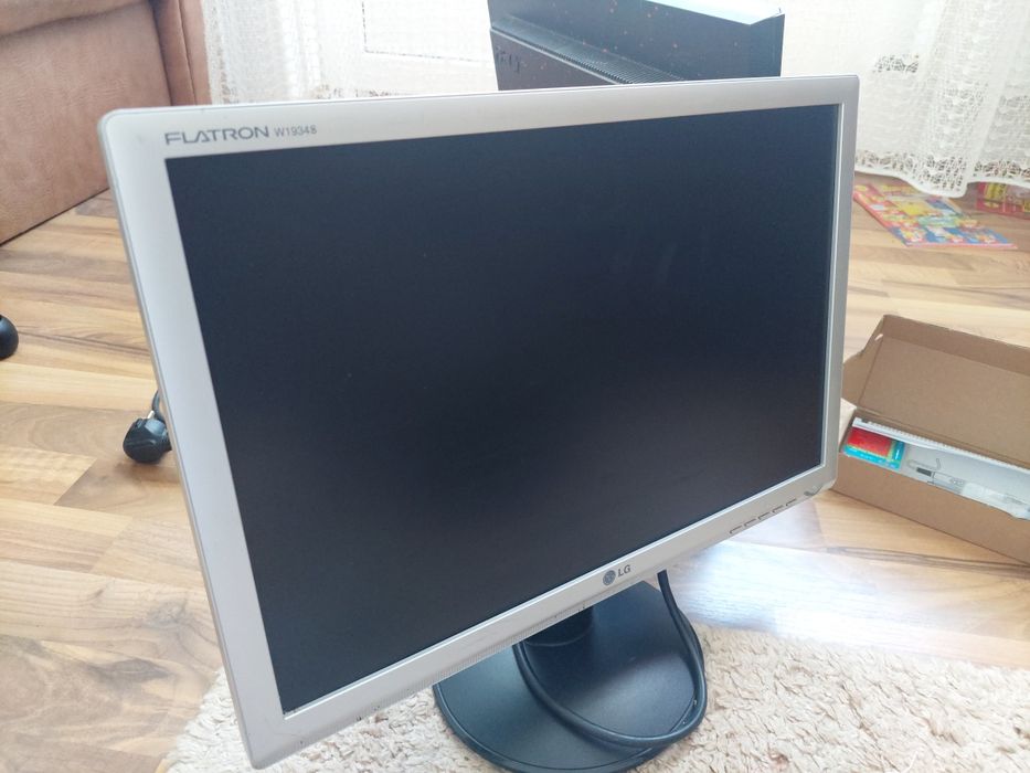 Monitor LG flatron ,diagonala 19 inch ,stare buna