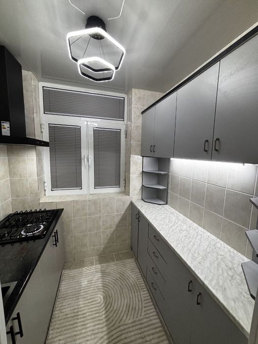 Метро Новза Срочно продается 2в3/3/5 Кирпич Балкон 2/6 С Обстановкой