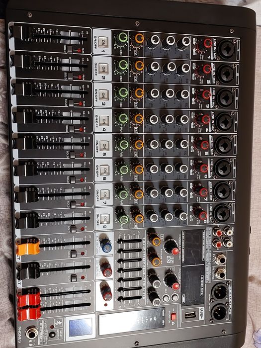 Срочни почти йенги усилител активний 8 канали ревер жуда зор