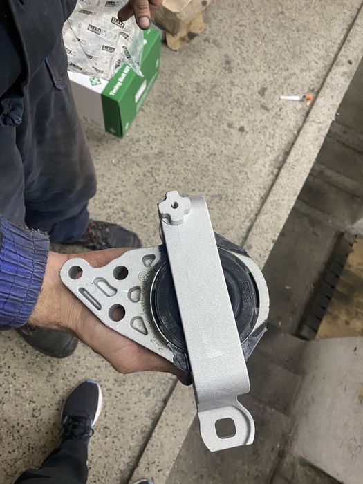 Оригинален тампон за двигател на Mazda 3