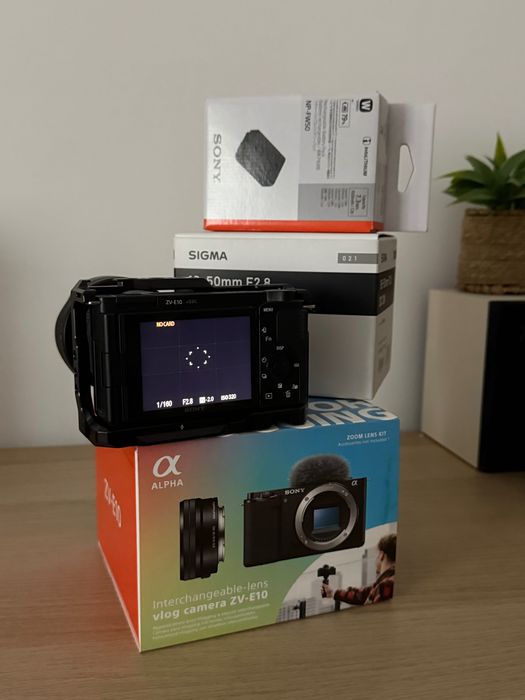 Bundle Sony ZV-E10 + Sigma 18-50 f/2.8, Ca Nou + Accesorii
