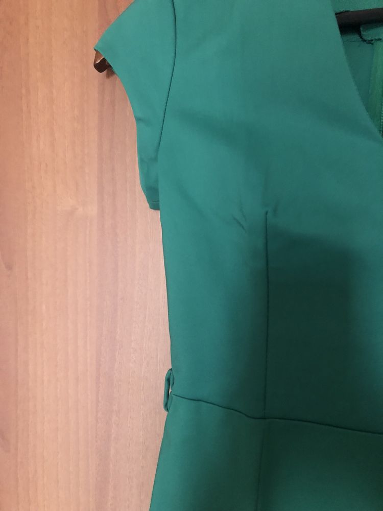 Елегантна зелена рокля Mango, плат от памук, размер XS, с етикет