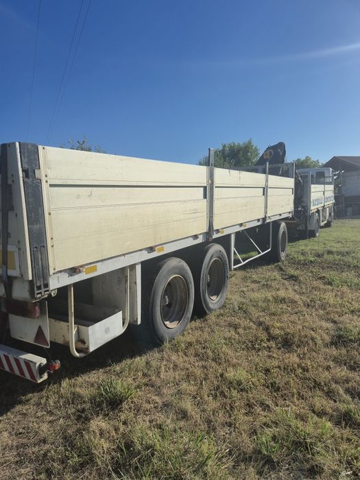 Vând camion cu macara și remorcă