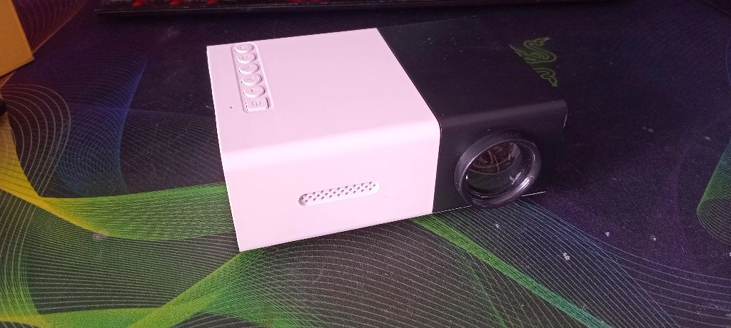 Мини-проектор беспроводной Unic YG-300