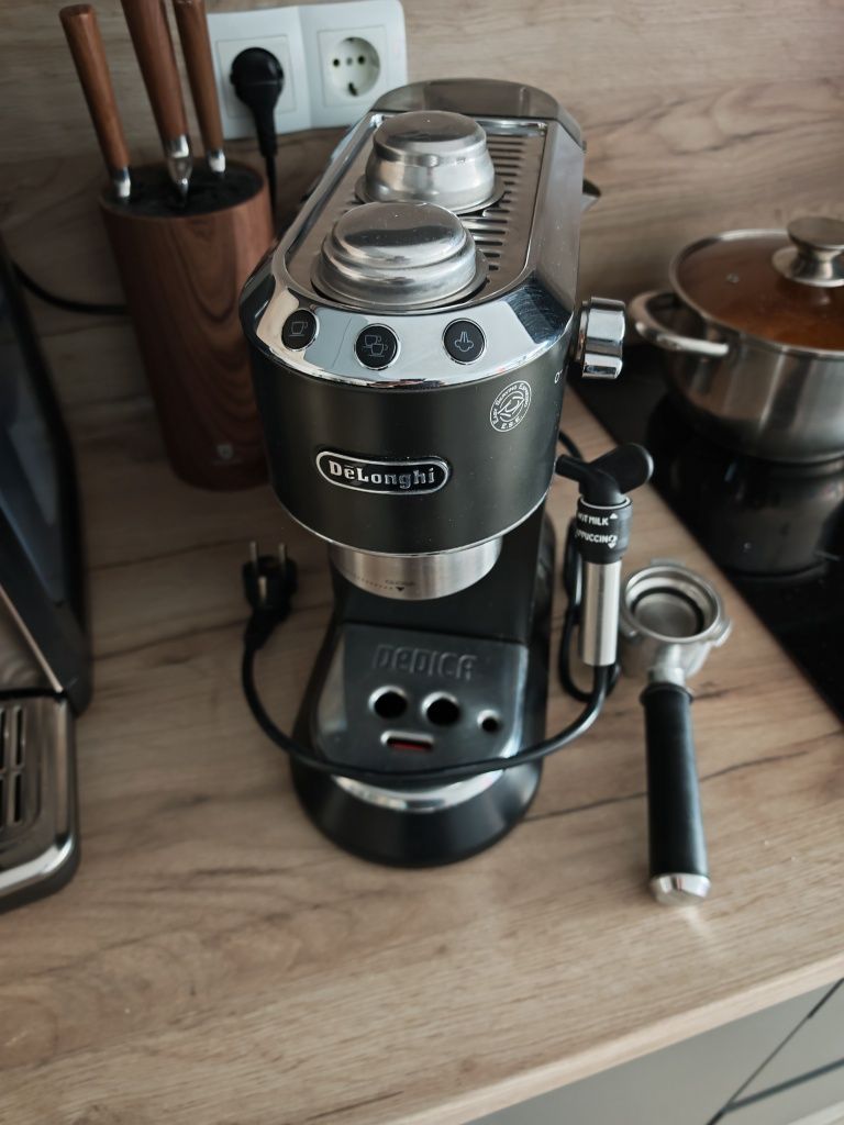 Delonghi Dedica кафе машина