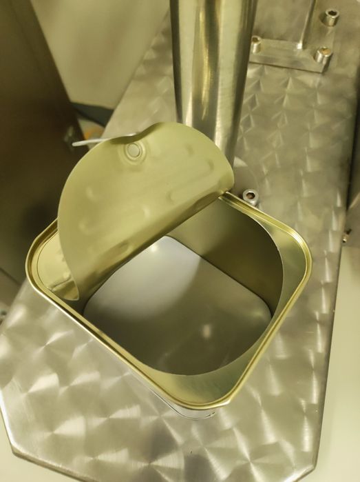 Машина за затваряне на тенекии