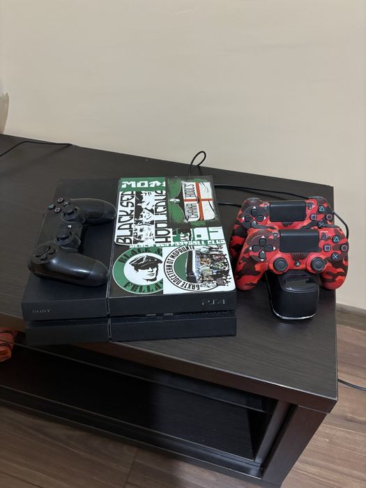 Playstation 4 с 3 джойстика и зарядна станция