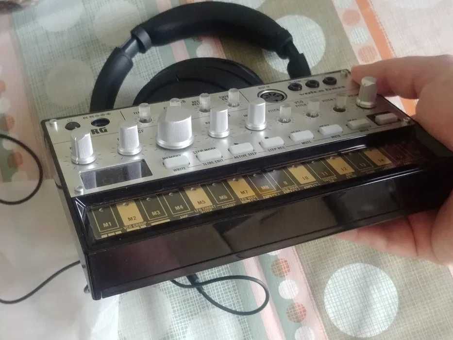 Korg Volca Bass – аналогов бас синтезатор, пълен комплект