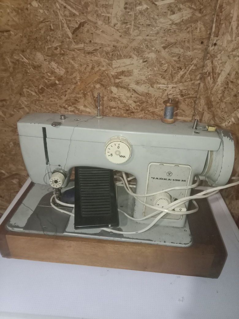 Продам швейную машинку чайка
