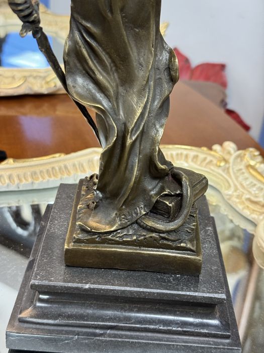 Statueta justitia din bronz masiv pe soclu de marmura