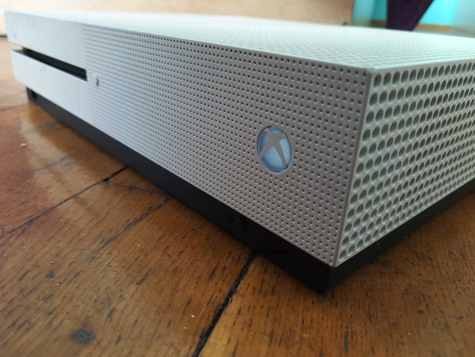 Xbox One S + Fortnite Battle Royale Launch Edition All, бял, с 4K UHD