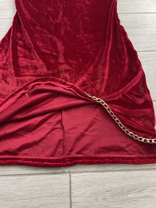 Червена кадифена рокля