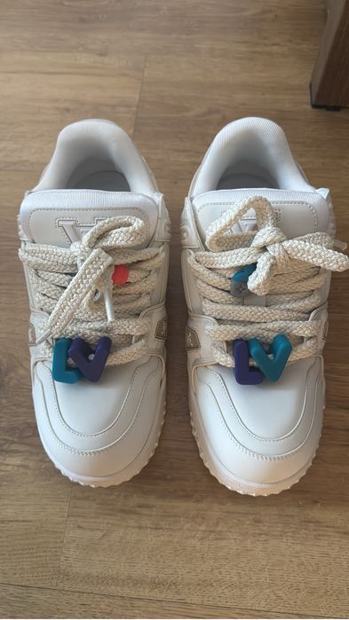 Adidasi lv maxi noi