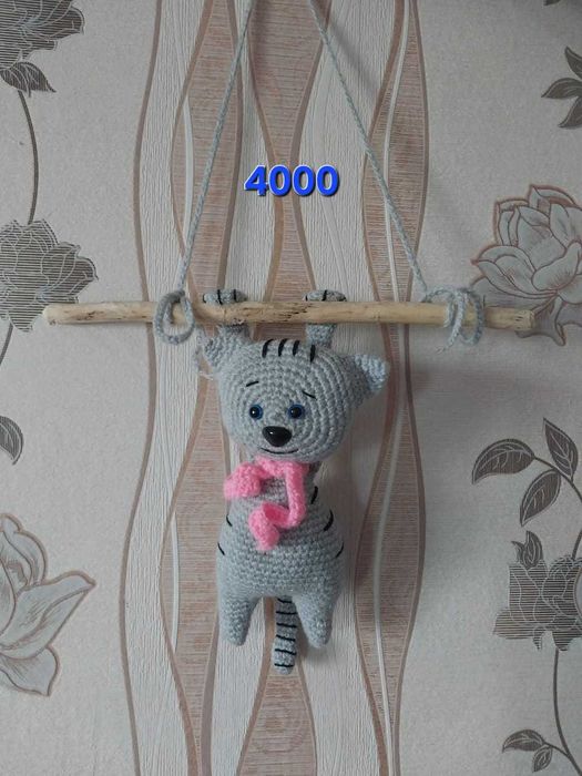 Вязаный котик на палочке - ручная работа