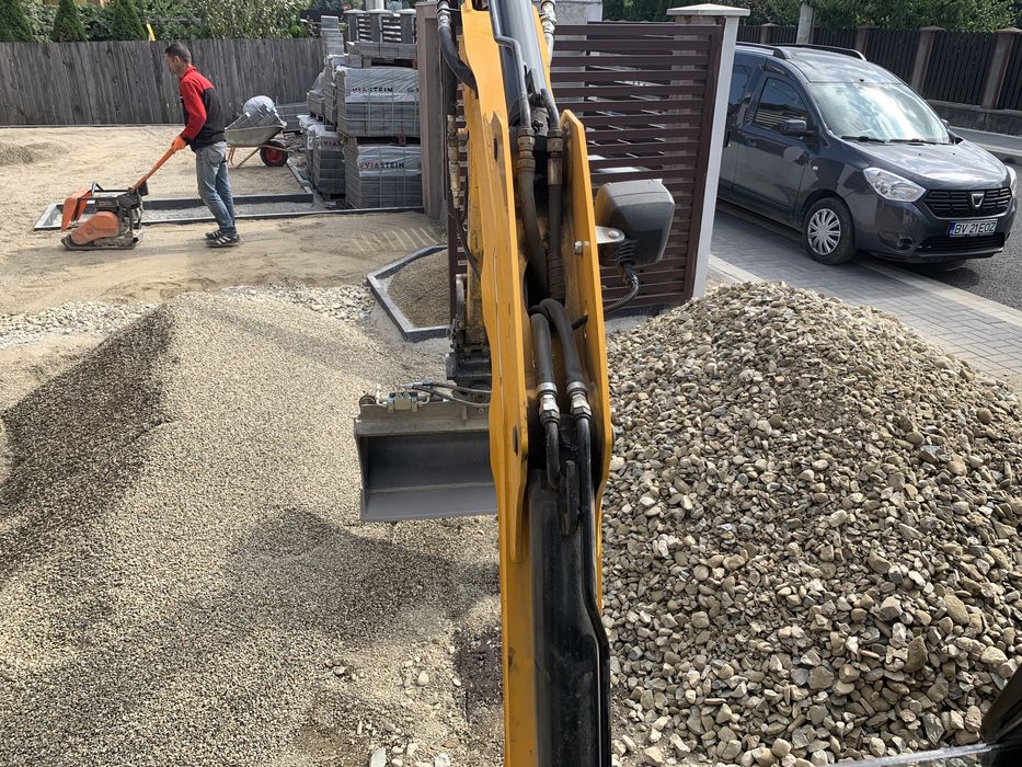 Inchiriez miniexcavator cu operator