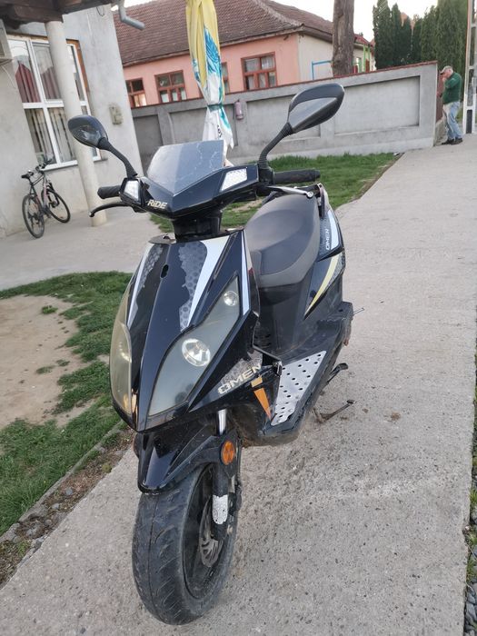 Vând scuter an stare bună