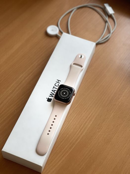 В продаже Apple Watch SE