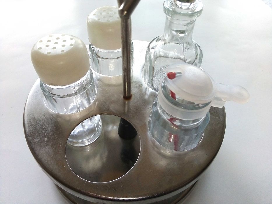 Два стари комплекта за подправки