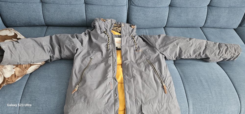 Продаю зимнию куртку подростковую