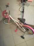 Bicicleta fete roz cu accesorii far stop și coșuleț