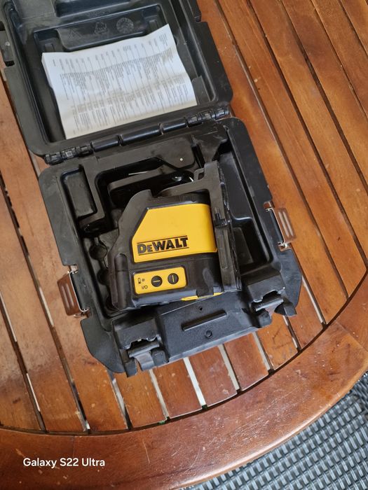 Laser dewalt cu lini