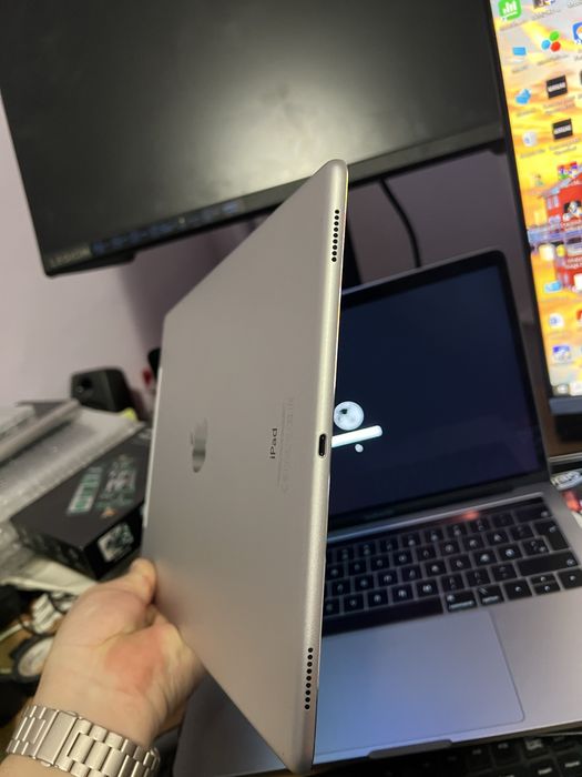 Vând iPad Pro 12.9” 256 GB, WiFi cu Magic Keyboard