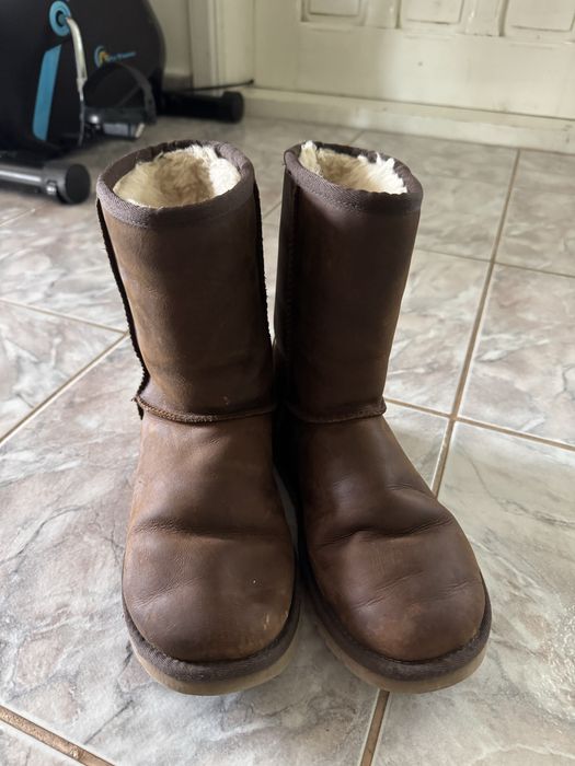 Vand cizme UGG din piele