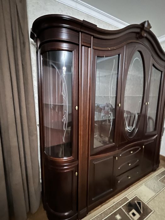 Шкаф витрина, сервант из твердого сорта дерева