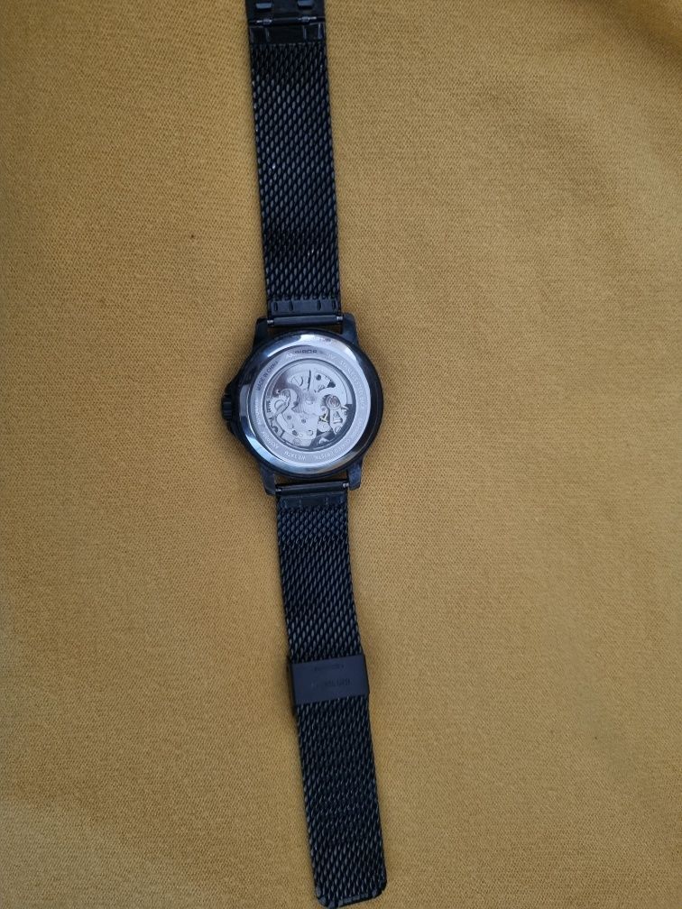Мъжки часовник
Черен композитен метален корпус с йонно покрити