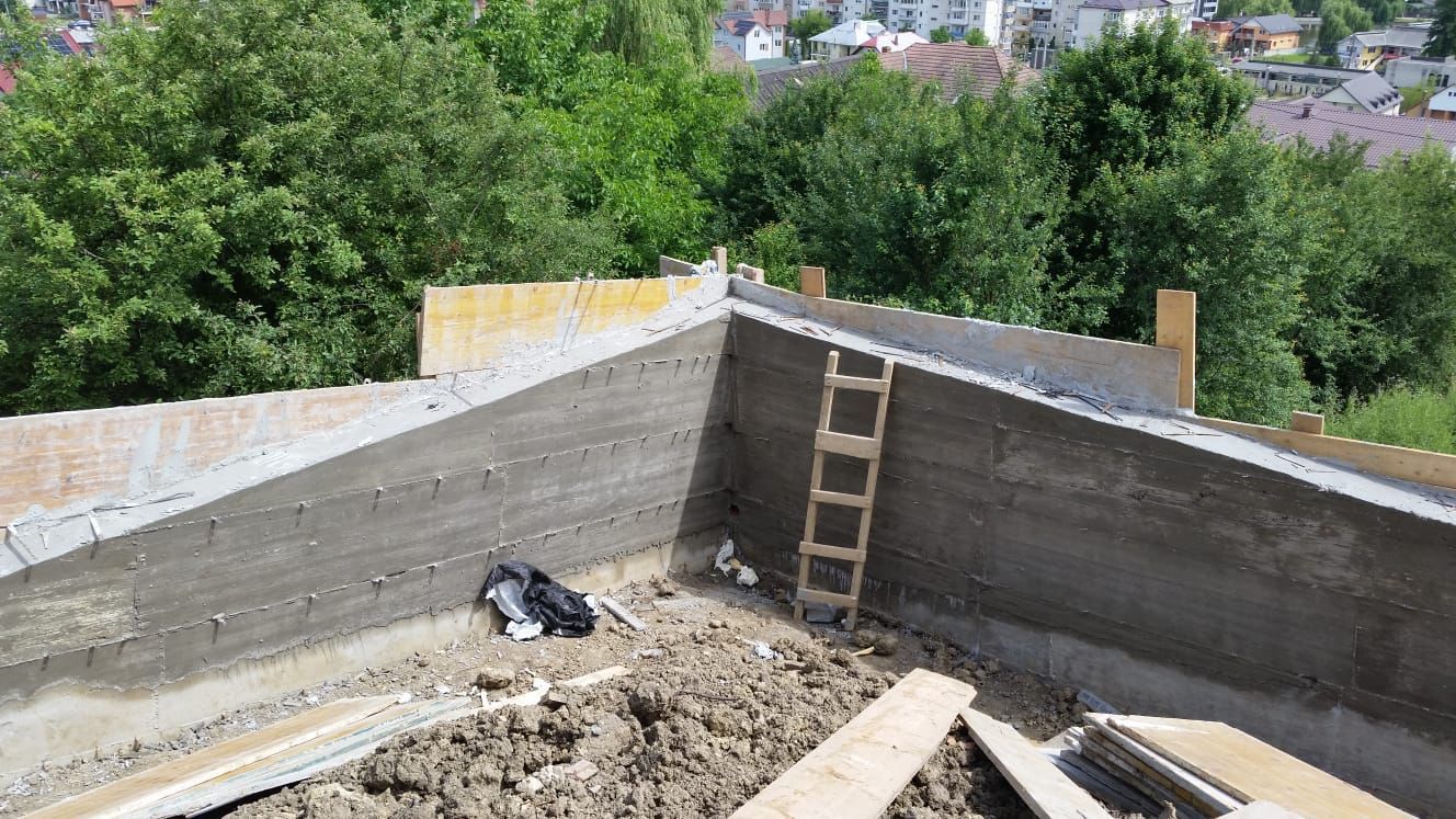 Ziduri de sprijin,garduri si case la rosu.