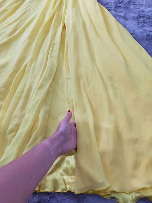 Rochie vaporoasă în 3 straturi de voal