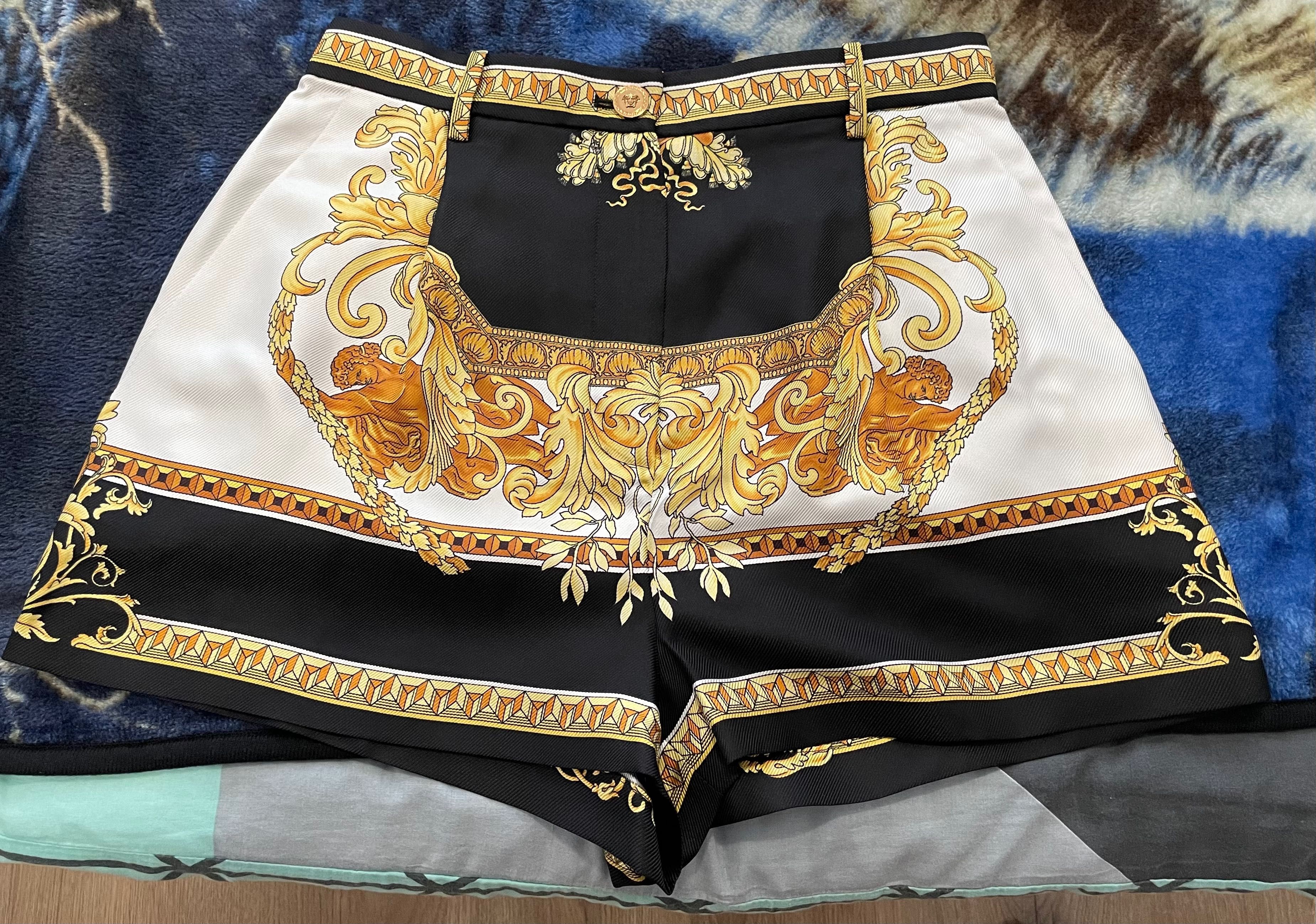 Дамски къси гащи Versace Baroque-print silk-twill shorts