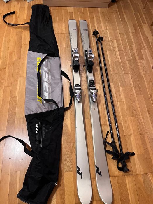 Echipament de iarna (helanca, geaca si pantaloni) si skiuri