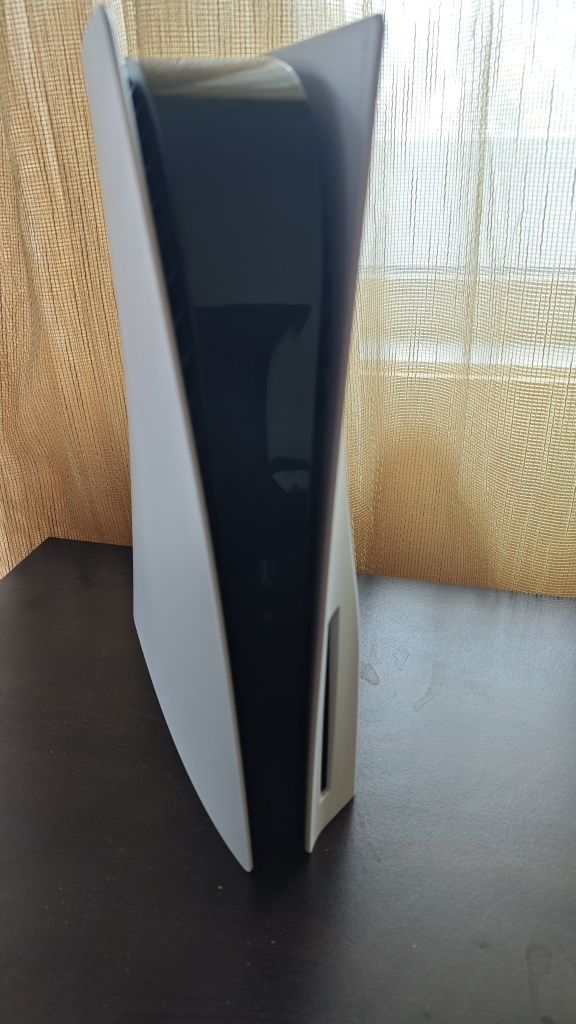 Почти нов PS5 DISK + UFC 5, 2 джойстика
