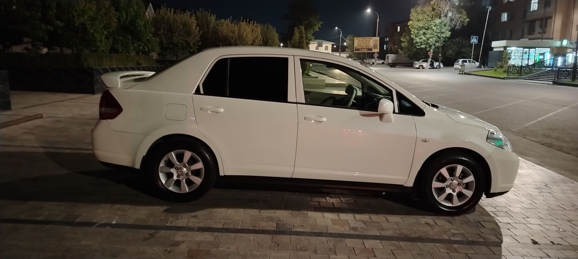 Nissan tiida  1.8 срочно сотилвоти